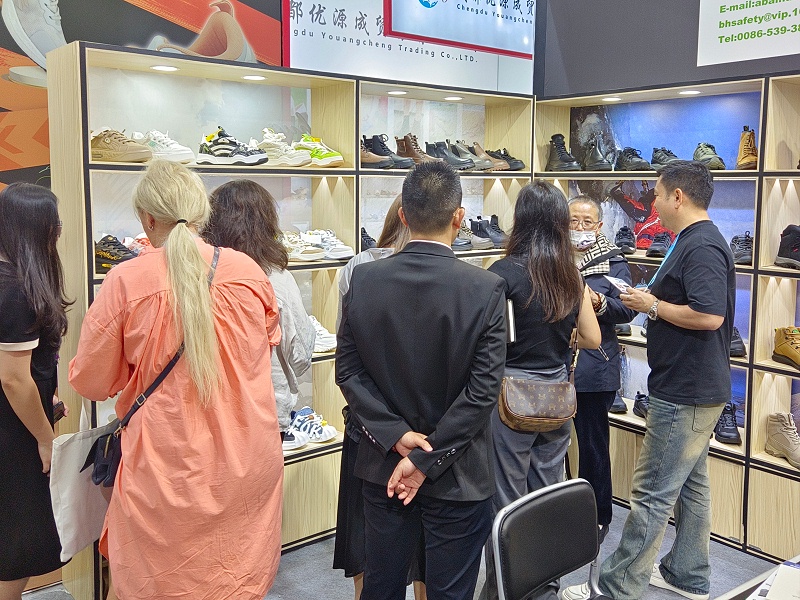 展會(huì)進(jìn)行時(shí)|百華鞋業(yè)亮相第135屆中國進(jìn)出口商品交易會(huì)（廣交會(huì)）三期，展會(huì)現(xiàn)場(chǎng)人氣爆棚！