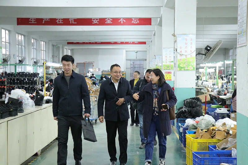 山東省皮革協(xié)會研究所馬書記一行蒞臨百華鞋業(yè)指導工作