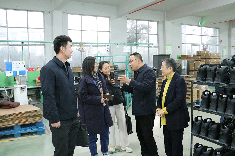 山東省皮革協(xié)會研究所馬書記一行蒞臨百華鞋業(yè)指導工作