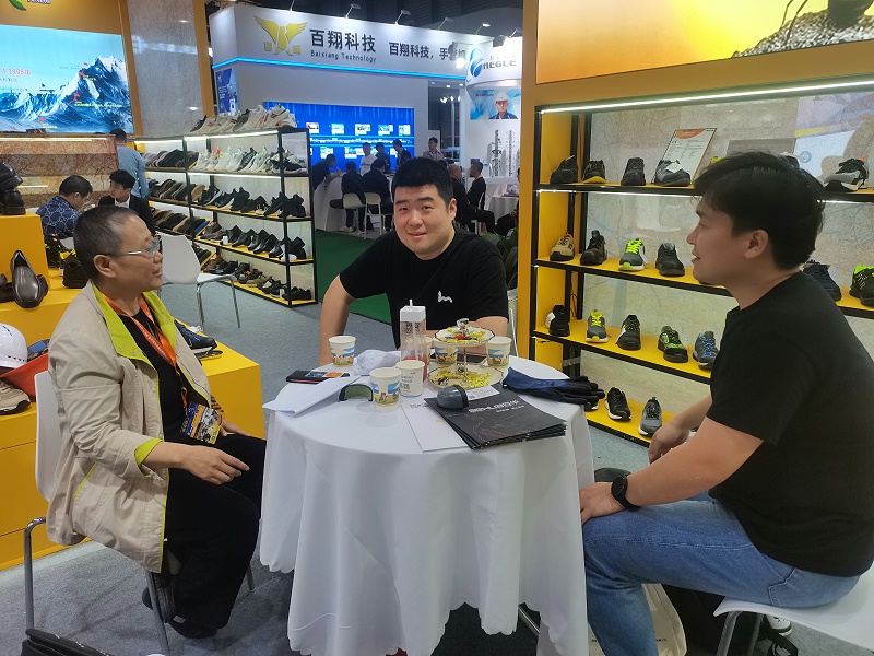 第106屆中國勞動保護(hù)用品交易會現(xiàn)場來 了，百華鞋業(yè)展會現(xiàn)場人氣爆棚！