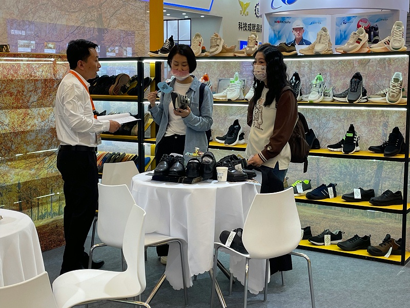 第106屆中國勞動保護(hù)用品交易會現(xiàn)場來 了，百華鞋業(yè)展會現(xiàn)場人氣爆棚！