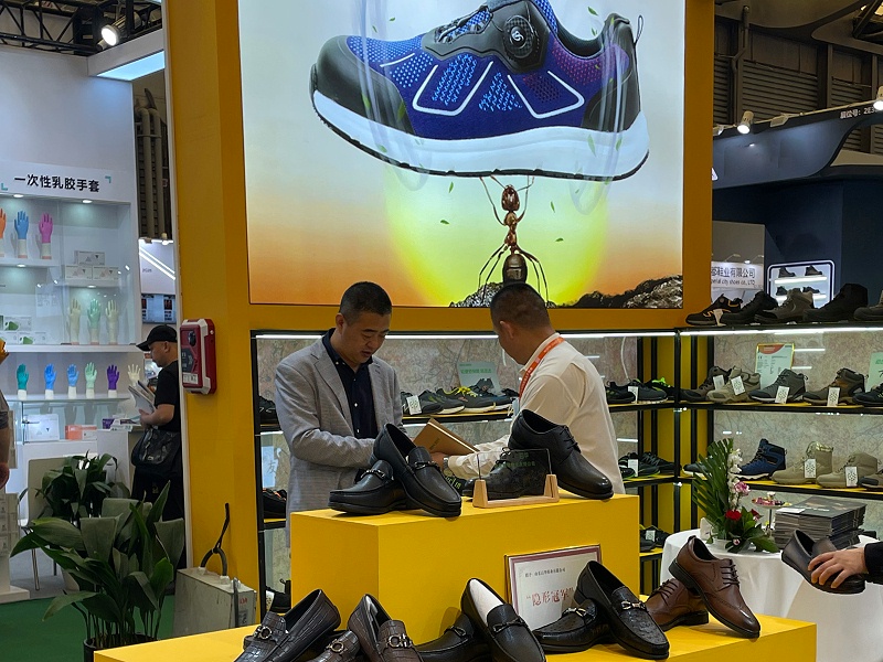 第106屆中國勞動保護(hù)用品交易會現(xiàn)場來 了，百華鞋業(yè)展會現(xiàn)場人氣爆棚！