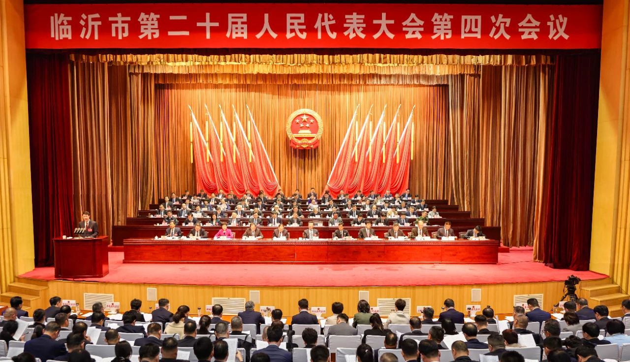 百華鞋業(yè)總經(jīng)理郭興梅參加臨沂市第二十屆人民代表大會(huì)第四次會(huì)議